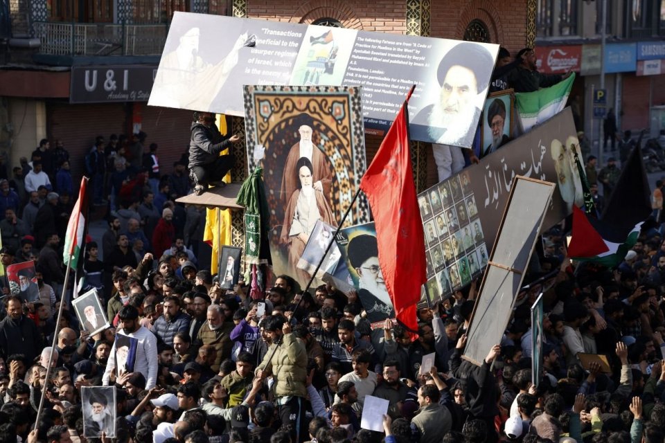 Muslim Syiah berkumpul untuk demonstrasi dan meneriakkan slogan anti-Amerika Serikat dan anti-Israel di Srinagar, India, pada Minggu (1/3), setelah Pemimpin Tertinggi Iran, Ayatollah Ali Khamenei, tewas dalam serangan Israel dan Amerika Serikat pada Sabtu