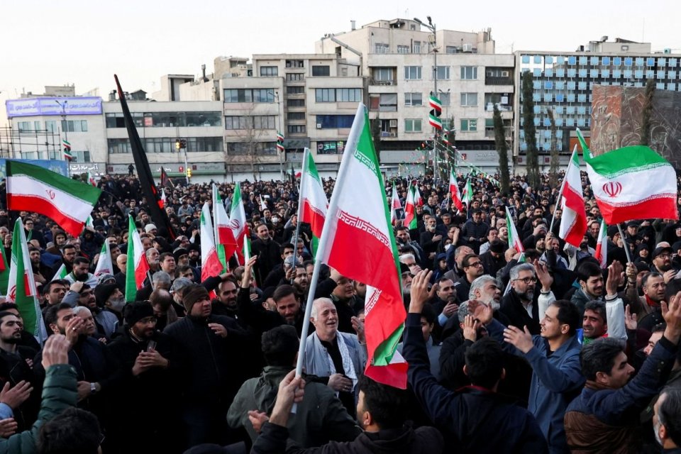Masyarakat Iran berkumpul di Lapangan Enghelab, pada Minggu (1/3), setelah Pemimpin Tertinggi Iran Ayatollah Ali Khamenei terbunuh dalam serangan Israel dan AS pada hari Sabtu (28/2), di Teheran, Iran.