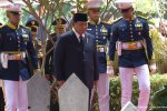 Presiden Prabowo Subianto saat upacara pemakaman Wakil Presiden ke-6 Try Sutrisno di Taman Makam Pahlawan Kalibata, Jakarta, Senin (2/3). 