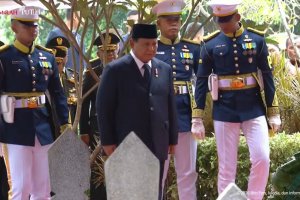 Presiden Prabowo Subianto saat upacara pemakaman Wakil Presiden ke-6 Try Sutrisno di Taman Makam Pahlawan Kalibata, Jakarta, Senin (2/3). 