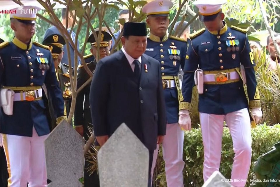Presiden Prabowo Subianto saat upacara pemakaman Wakil Presiden ke-6 Try Sutrisno di Taman Makam Pahlawan Kalibata, Jakarta, Senin (2/3). Foto: YouTube/Sekretariat Presiden