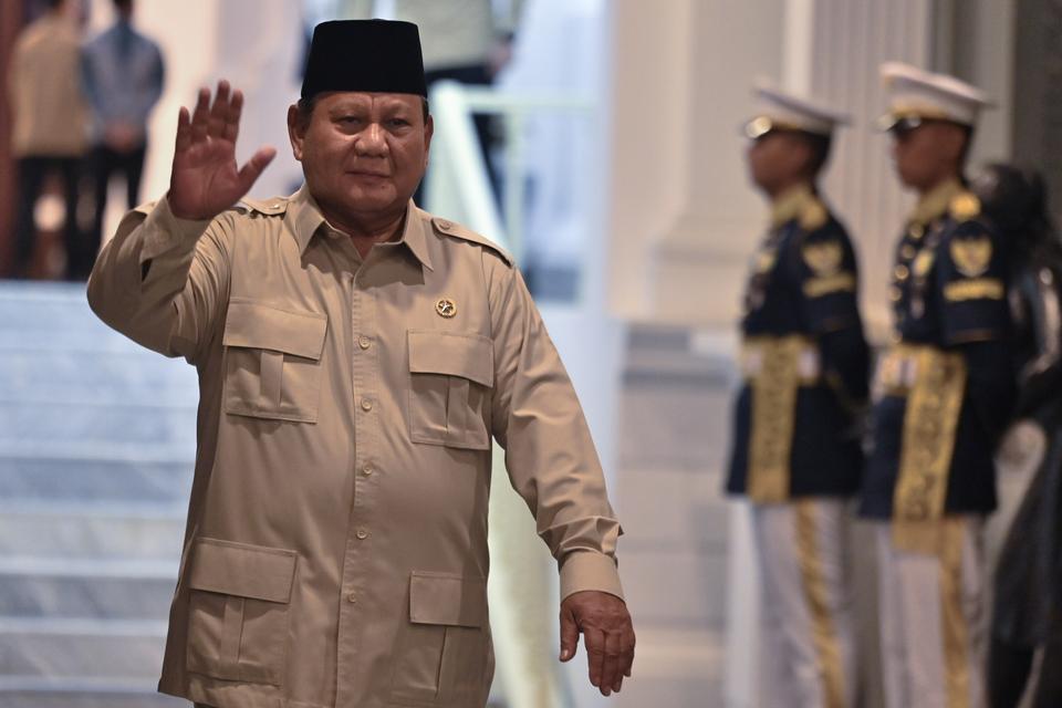 Presiden Prabowo Subianto menyapa wartawan saat bersiap menyambut kedatangan mantan presiden untuk bersilahturahmi di Kompleks Istana Kepresidenan, Jakarta, Selasa (3/3/2026). Selain silahturahmi, dalam kesempatan tersebut Presiden Prabowo juga berdiskusi