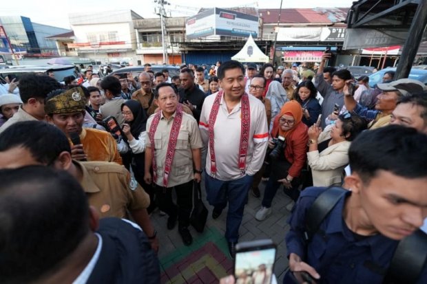 Mendagri Muhammad Tito Karnavian (kiri) bersama Menteri PKP Maruarar Sirait meninjau langsung progres penataan permukiman kumuh di Desa Parit Baru, Kabupaten Kubu Raya, Kalimantan Barat, Senin (2/3/2026) guna memastikan program tepat sasaran dan sesuai ke