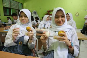 Potret Menu MBG untuk Siswa Sekolah pada Bulan Ramadan (Foto: Katadata/Fauza Syahputra)