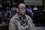 Terdakwa kasus dugaan suap terhadap putusan lepas perkara korupsi pemberian fasilitas ekspor minyak sawit mentah (CPO) Tian Bahtiar bersiap mengikuti 