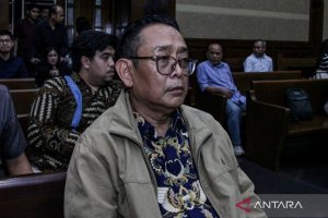 Terdakwa kasus dugaan suap terhadap putusan lepas perkara korupsi pemberian fasilitas ekspor minyak sawit mentah (CPO) Tian Bahtiar bersiap mengikuti 