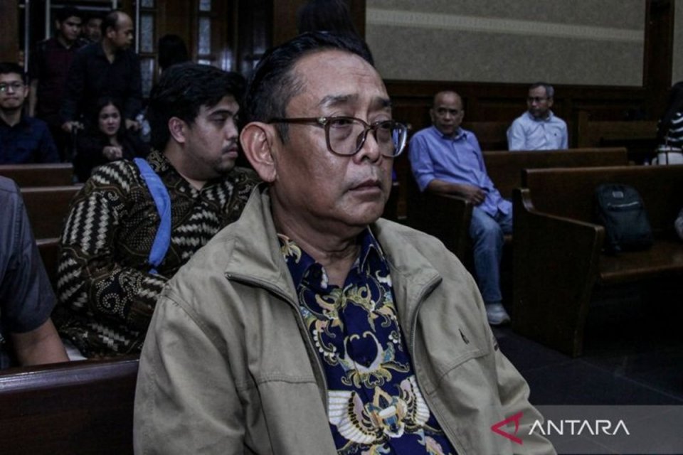 Terdakwa kasus dugaan suap terhadap putusan lepas perkara korupsi pemberian fasilitas ekspor minyak sawit mentah (CPO) Tian Bahtiar bersiap mengikuti sidang vonis di Pengadilan Tipikor, Jakarta, Selasa (3/3/2026).
