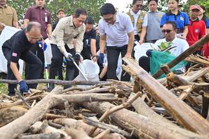 Aksi bersih sampah Pantai Jimbaran Bali
