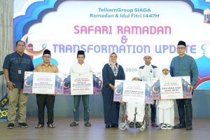 Pemberian dukungan oleh Direktur Utama Telkom Dian Siswarini (tengah), SVP Group Sustainability & Corporate Communication Telkom Ahmad Reza (paling ka