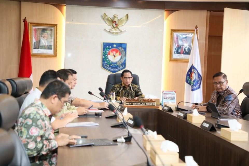 Menteri Dalam Negeri Muhammad Tito Karnavian memimpin rapat koordinasi tingkat menteri terkait percepatan penanganan pengungsi pascabencana di wilayah Sumatera secara hybrid dari Kantor Pusat Kemendagri, Jakarta, Kamis (5/3). Dalam rapat tersebut, Tito me