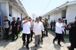 Menteri Dalam Negeri Muhammad Tito Karnavian (tengah) bersama Wakil Gubernur Aceh Fadhlullah (kiri) meninjau hunian sementara bagi (huntara) pengungsi
