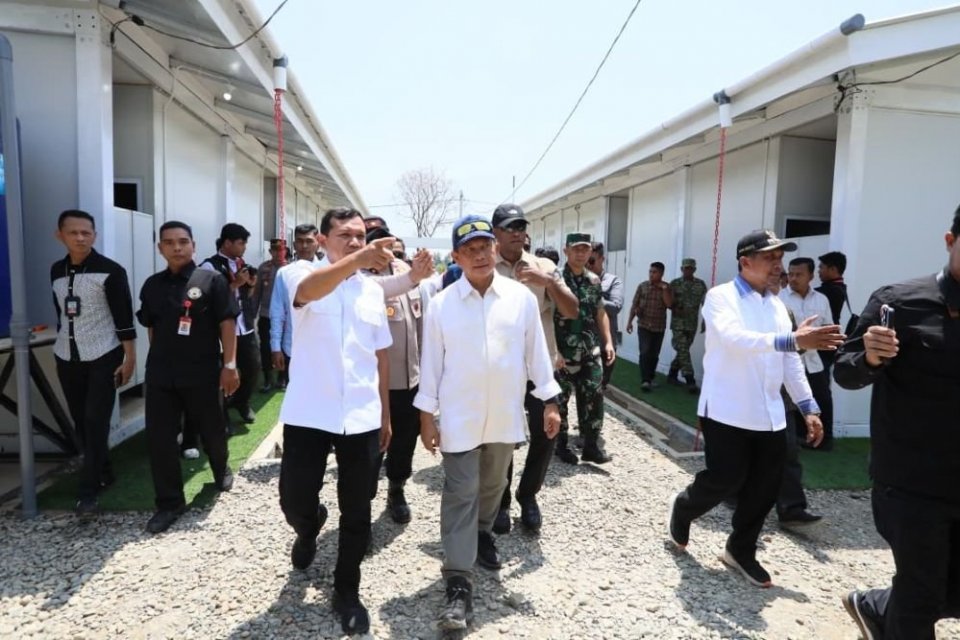 Menteri Dalam Negeri Muhammad Tito Karnavian (tengah) bersama Wakil Gubernur Aceh Fadhlullah (kiri) meninjau hunian sementara (huntara) bagi pengungsi di Kabupaten Pidie Jaya, Aceh, Jumat (6/3). Pemerintah memastikan pengungsi segera dipindahkan dari tend