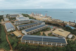 Pembangkit Listrik Tenaga Surya (PLTS) di atap fasilitas perkantoran dan mess karyawan Harita Nickel di Obi