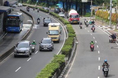 Penampakan Jalan Rasuna Said Kuningan Usai Tiang Monorel Dibongkar (Foto: Katadata/Fauza Syahputra)