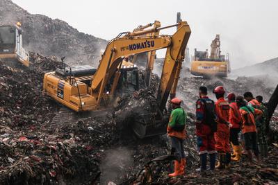 Pencarian korban longsor di TPST Bantargebang