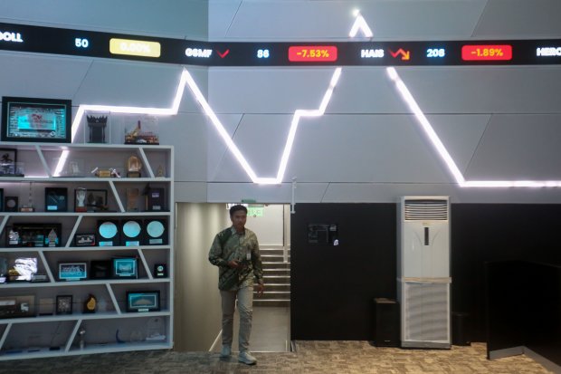 IHSG ditutup melemah 3,27% ke 7.337 (Foto: Katadata/Fauza Syahputra)