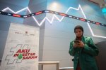 IHSG ditutup melemah 3,27% ke 7.337 (Foto: Katadata/Fauza Syahputra)
