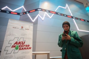IHSG ditutup melemah 3,27% ke 7.337 (Foto: Katadata/Fauza Syahputra)