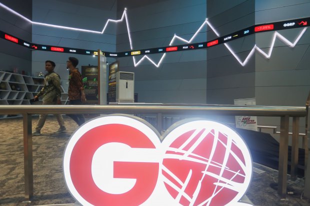 IHSG ditutup melemah 3,27% ke 7.337 (Foto: Katadata/Fauza Syahputra)