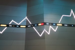 IHSG ditutup melemah 3,27% ke 7.337 (Foto: Katadata/Fauza Syahputra)