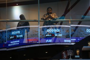 IHSG ditutup melemah 3,27% ke 7.337 (Foto: Katadata/Fauza Syahputra)