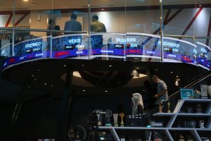 IHSG ditutup melemah 3,27% ke 7.337 (Foto: Katadata/Fauza Syahputra)