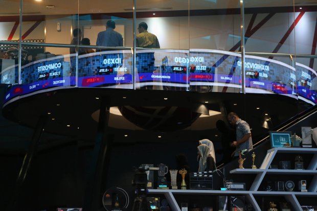 IHSG ditutup melemah 3,27% ke 7.337 (Foto: Katadata/Fauza Syahputra)