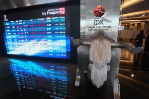 IHSG ditutup melemah 3,27% ke 7.337 (Foto: Katadata/Fauza Syahputra)