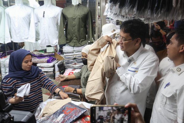 Menteri Keuangan Purbaya Kunjungi Pasar Tanah Abang (Foto: Katadata/Fauza Syahputra)