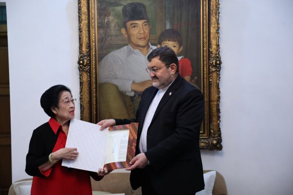 Megawati memberikan surat ucapan selamat kepada Pemimpin Tertinggi Iran Mojtaba Khamenei melalui Dubes Iran Mohammad Boroujerdi di kediaman Megawati Soekarnoputri di Menteng, Jakarta.