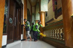 Mitra Gojek Bersih-bersih Masjid