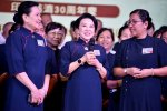 Rebecca Halim (tengah) berbagi rasa syukurnya di perayaan HUT Tzu Chi ke-30 karena ia sendiri telah lebih dari 20 tahun bergabung di Tzu Chi.