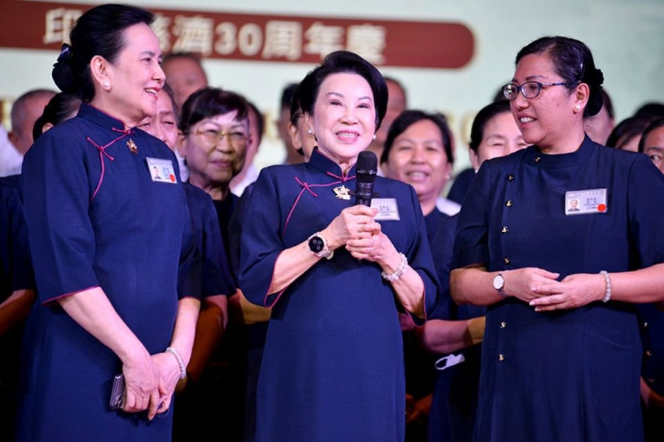 Rebecca Halim (tengah) berbagi rasa syukurnya di perayaan HUT Tzu Chi ke-30 karena ia sendiri telah lebih dari 20 tahun bergabung di Tzu Chi.