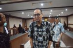 Terdakwa kasus dugaan korupsi proyek Pusat Data Nasional Sementara (PDNS) Semuel Abrijani Pangerapan (tengah) meninggalkan ruangan usai mengikuti sida