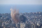 Asap membumbung pasca-serangan Israel di pinggiran kota Beirut, Lebanon pada Selasa (12/3)