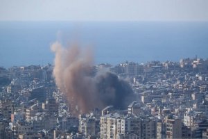 Asap membumbung pasca-serangan Israel di pinggiran kota Beirut, Lebanon pada Selasa (12/3)