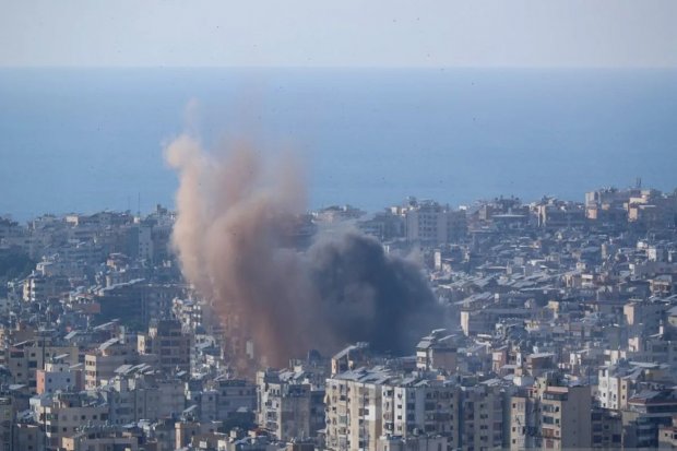 Asap membumbung pasca-serangan Israel di pinggiran kota Beirut, Lebanon pada Selasa (12/3)