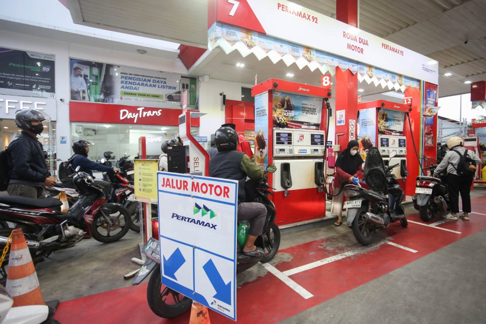 Pengendara motor mengantre untuk mengisi bahan bakar minyak (BBM) jenis pertamax di SPBU Coco MT Haryono, Jakarta, Rabu (11/3/2026). 