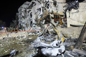 Polisi Israel dan tim darurat merespons di lokasi kejadian setelah serangan rudal menghantam gedung-gedung di daerah Gush Dan, Tel Aviv, Israel, saat 