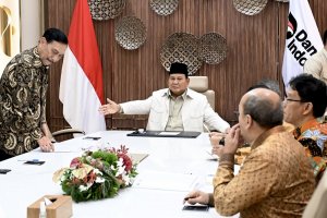Presiden Prabowo Subianto menggelar pertemuan dengan Ketua Dewan Ekonomi Nasional (DEN) Luhut Binsar Pandjaitan dan sejumlah menteri Kabinet Merah Put