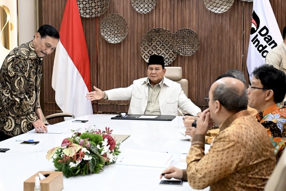 Presiden Prabowo Subianto menggelar pertemuan dengan Ketua Dewan Ekonomi Nasional (DEN) Luhut Binsar Pandjaitan dan sejumlah menteri Kabinet Merah Putih di Wisma Danantara, Jakarta pada Rabu (11/3)