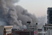 Asap membubung setelah ledakan di tengah kota Teheran, Iran, Jumat (6/3/2026). 