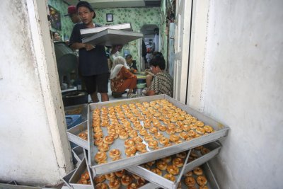 Pekerja menyelesaikan pembuatan kue kering di usaha rumahan Jalan Kembang XI, Kwitang, Senen, Jakarta Pusat, Berdasarkan keterangan Imam (59) selaku p