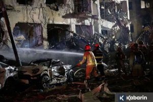 rudal balistik yang ditembakkan dari Iran menghantam bangunan di Tel Aviv, Israel 