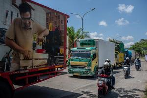 Antrean truk di Pelabuhan Ciwandan