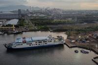 Arus kendaraan pemudik sepeda motor dan truk di Pelabuhan Ciwandan