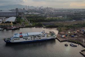 Arus kendaraan pemudik sepeda motor dan truk di Pelabuhan Ciwandan