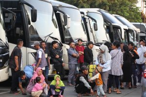 Arus Mudik Bus Kota di Terminal Kampung Rambutan (Foto: Katadata/Fauza Syahputra)