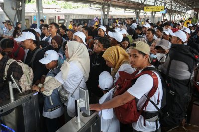 Arus Mudik Lebaran di Stasiun Pasar Senen (Foto: Katadata/Fauza Syahputra)
