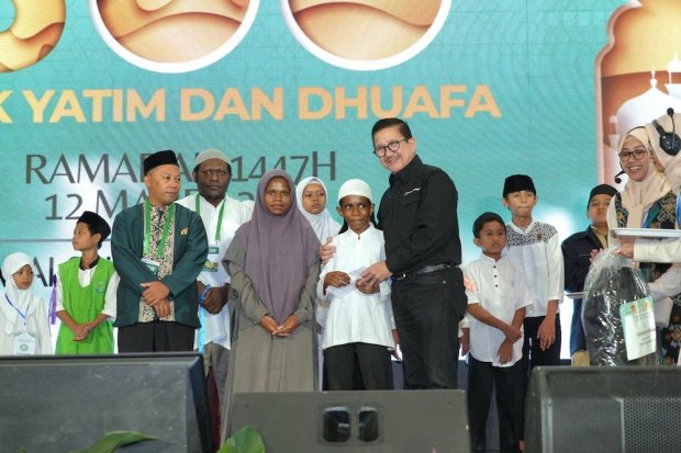 Presiden Direktur PTFI Tony Wenas menyerahkan secara simbolis perlengkapan sekolah dan santunan kepada anak yatim dan dhuafa di Jakarta, Kamis (12/03). 